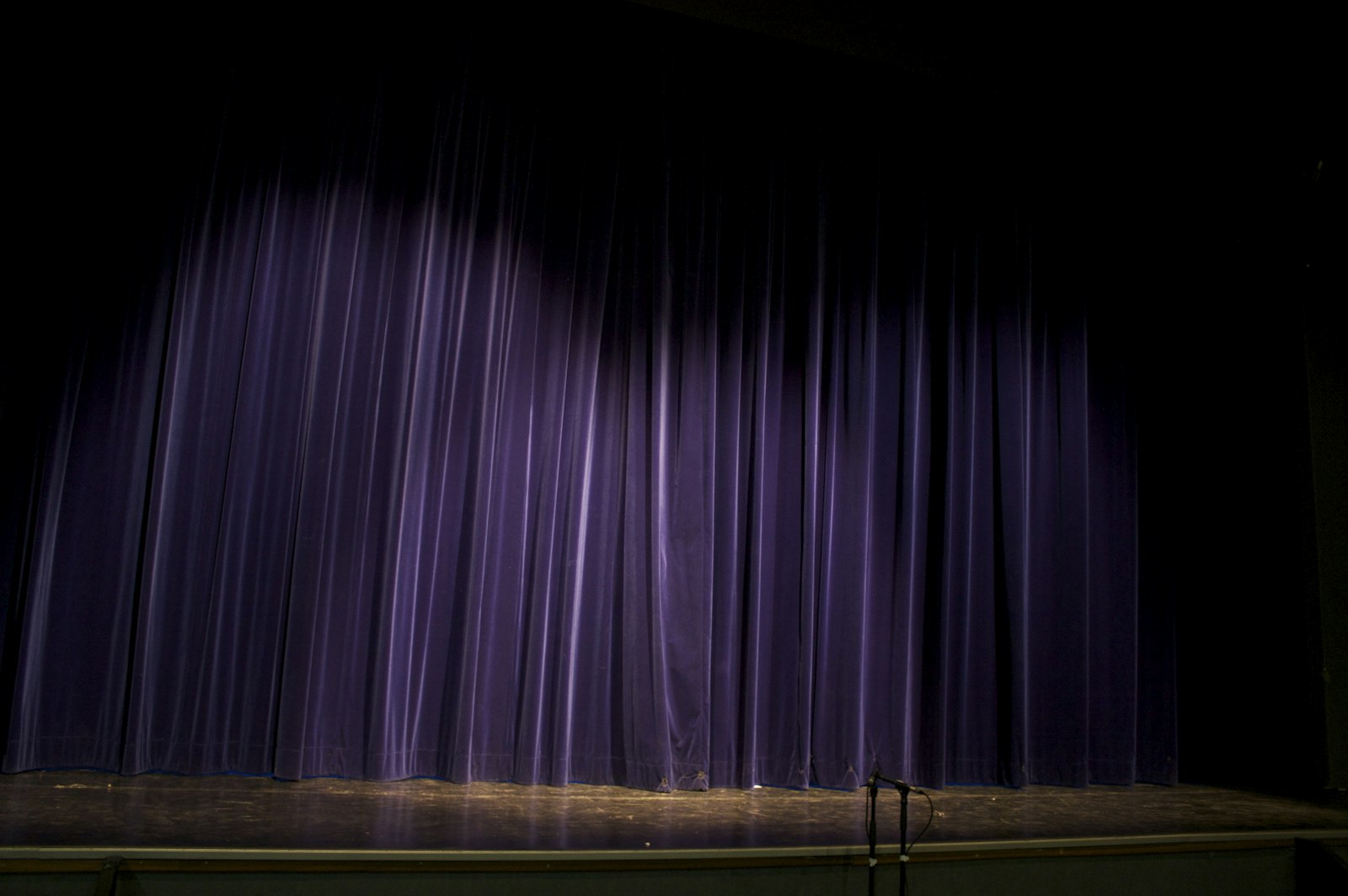 Scène de théâtre avec lumières de festival